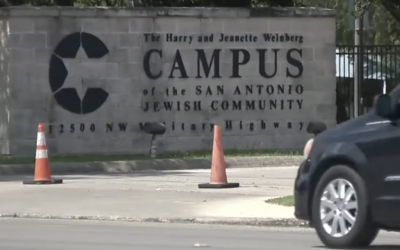 L'entrée du centre communautaire juif Barshop à San Antonio, au Texas, est visible dans un reportage local sur une fusillade de masse qui aurait été planifiée dans ce centre, diffusé le 19 juin 2025. (Crédit : Capture d'écran/KSAT12)
